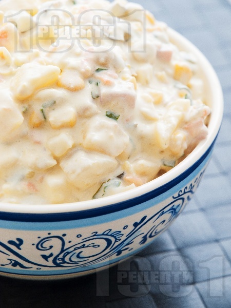 Лесна вкусна домашна руска салата с шунка (или колбас), грах, царевица, кисели краставички и майонеза - снимка на рецептата